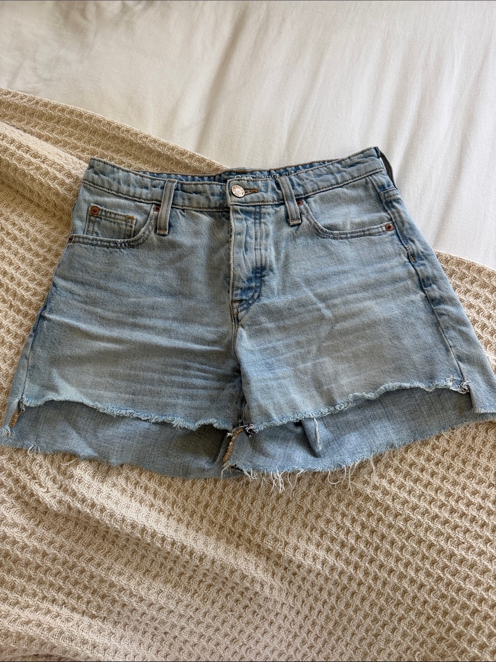 GAP Light Blue Frayed Hem Denim Vintage Cut Off Short - Size 25/Women’s 0